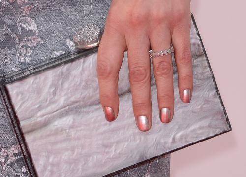 modele unghii metalice