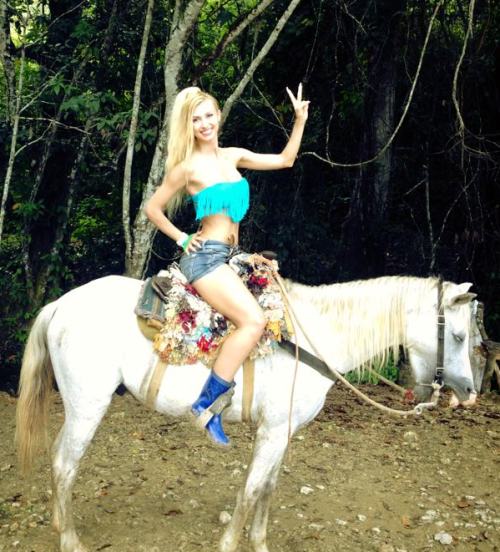 Poze: Uite cum se distrează Andreea Bălan în Caraibe!