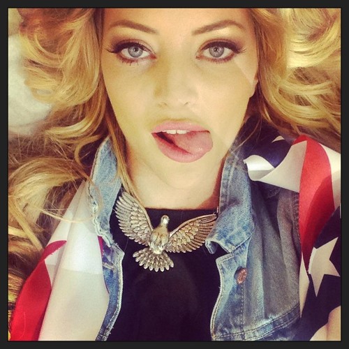 Delia Matache face aceleaşi gesturi ca Miley Cyrus