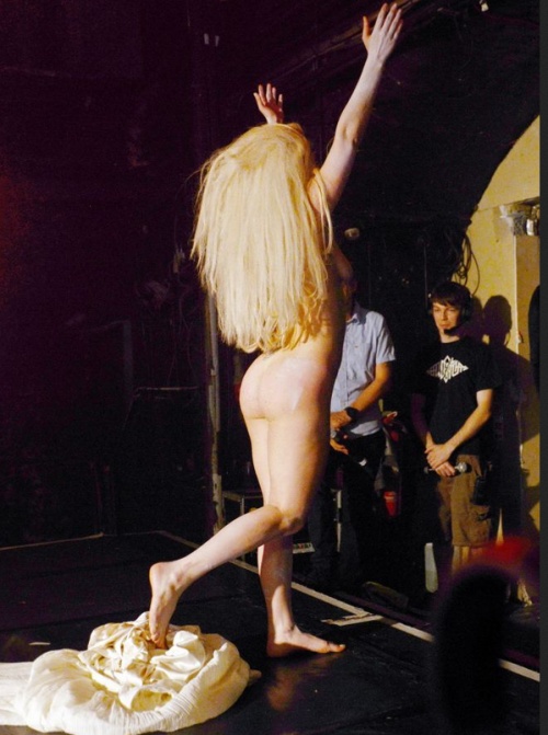 Lady Gaga şochează din nou. A cântat în fundul gol pe scenă!