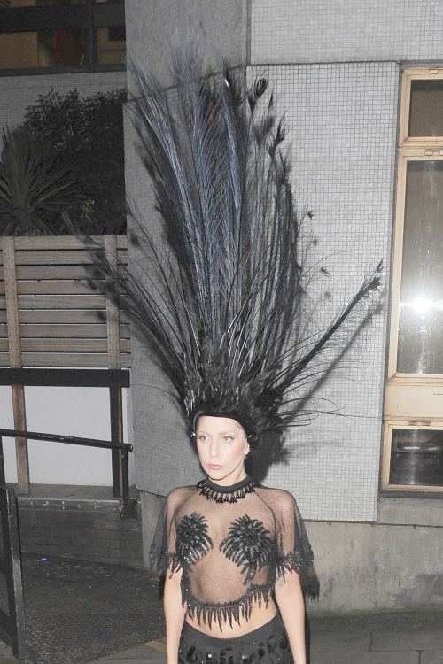 Excentric! Nu o să îţi vină să crezi ce poartă Lady Gaga pe cap!