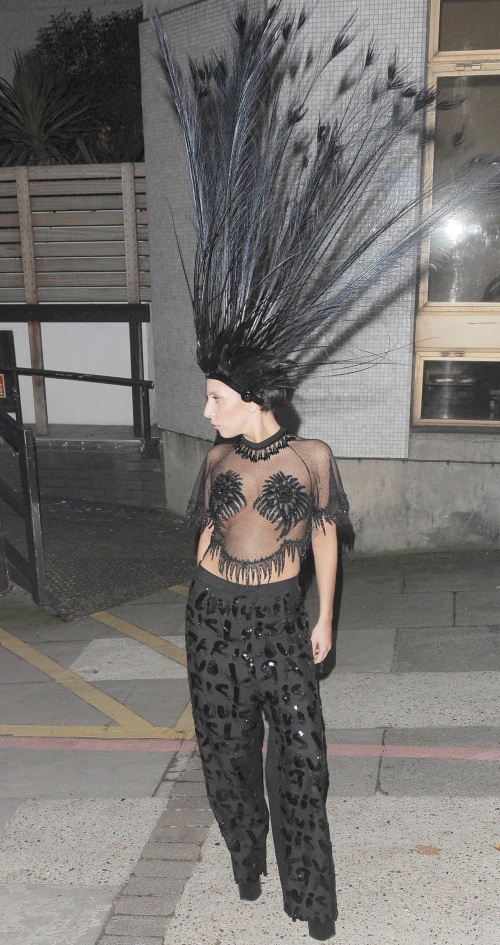 Excentric! Nu o să îţi vină să crezi ce poartă Lady Gaga pe cap!