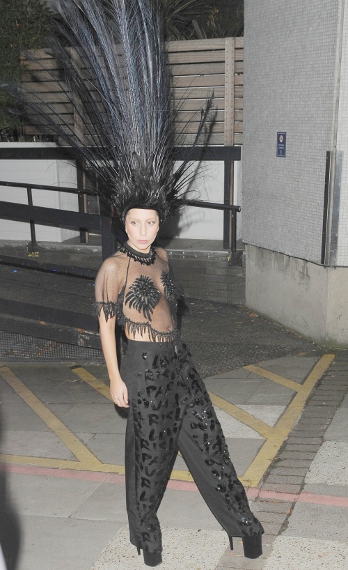 Excentric! Nu o să îţi vină să crezi ce poartă Lady Gaga pe cap!