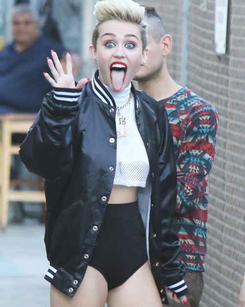 Delia Matache face aceleaşi gesturi ca Miley Cyrus