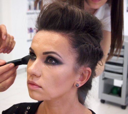 Look punk pentru femeile sexy! Învaţă cum să te machiezi şi coafezi!