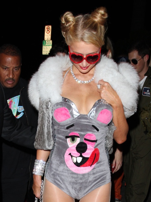 Paris Hilton, dezbrăcată de Halloween. Vezi costumul sexy
