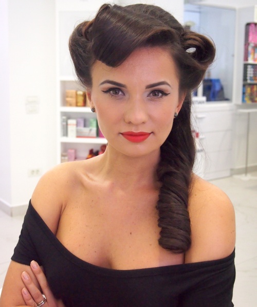 Mirela Stelea te învaţă să îţi faci un look pin-up! Tutorial foto!