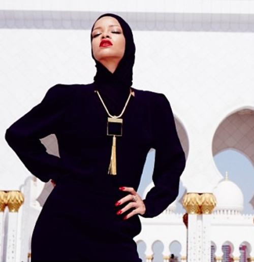 Rihanna, "mai îmbrăcată" ca niciodată. Uite ce a purtat în Arabia Saudită!
