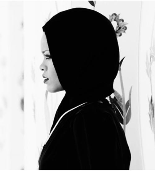 Rihanna, "mai îmbrăcată" ca niciodată. Uite ce a purtat în Arabia Saudită!