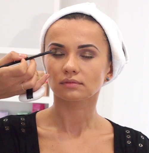 Look-ul wet, pe val toamna asta! Mirela Stelea îţi spune cum să-l obţii!