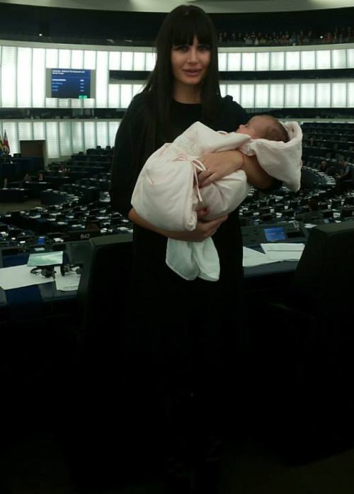Elena Băsescu s-a întors în Parlament cu micuţa Sofia