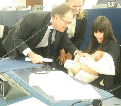 Elena Băsescu s-a întors în Parlament cu micuţa Sofia