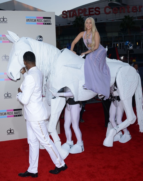 Top 3 apariţii ciudate şi şocante ale lui Lady Gaga