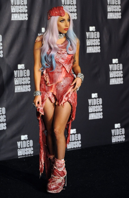 Top 3 apariţii ciudate şi şocante ale lui Lady Gaga