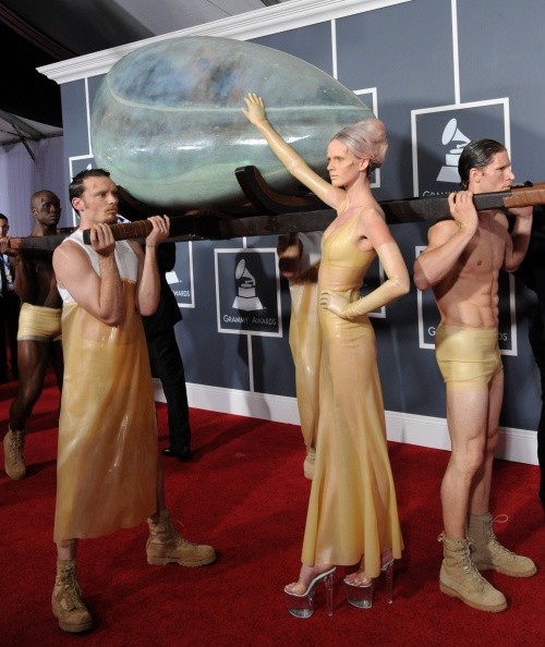 Top 3 apariţii ciudate şi şocante ale lui Lady Gaga