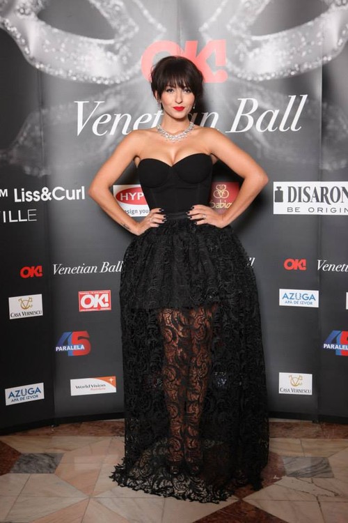 Ce elegantă e Giulia! Vă place colierul ei?