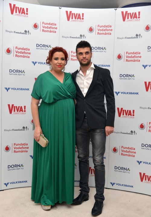 Oana Roman şi Alina Sorescu, două gravide sexy la VIVA! Charity Gala
