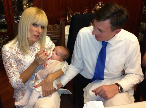 Vedetele de la Hollywood adoră rochia purtată de Elena Udrea. Cui îi stă mai bine?