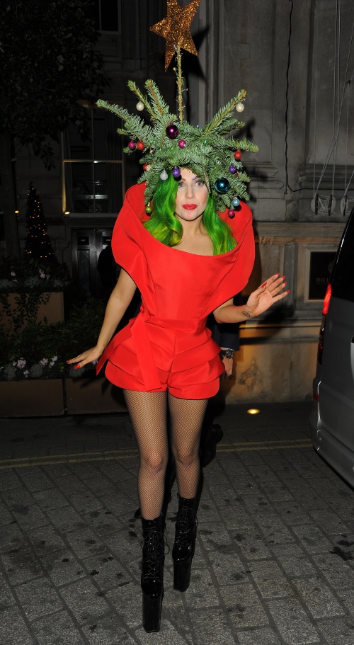 Şocant: Lady Gaga s-a costumat în pom de Crăciun