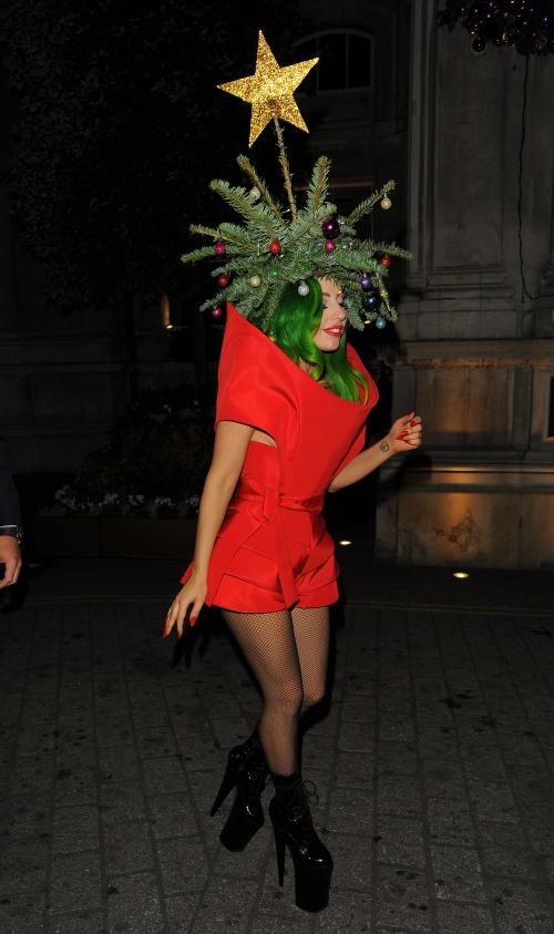 Şocant: Lady Gaga s-a costumat în pom de Crăciun