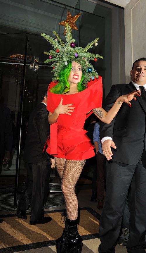Şocant: Lady Gaga s-a costumat în pom de Crăciun