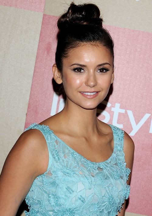 5 coafuri "cuminţi" pentru Crăciun inspirate de Nina Dobrev