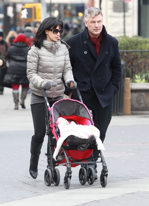 Soţia lui Alec Baldwin practică yoga în mijlocul străzii în poziţii incitante