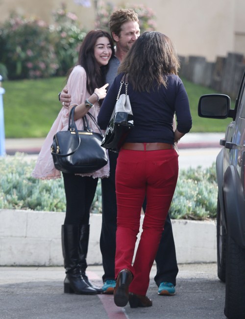 Mădălina Ghenea este de mult amintire! Iată cum flirtează Gerard Butler cu două domnişoare!