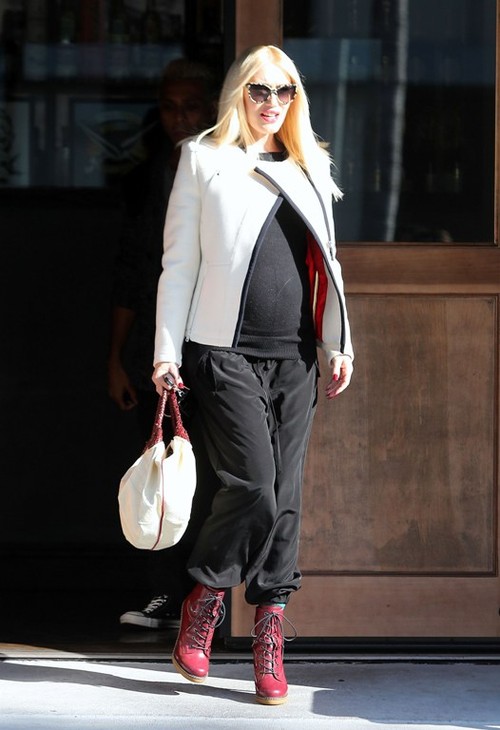 Gwen Stefani îşi pune sarcina în pericol pentru a fi la modă