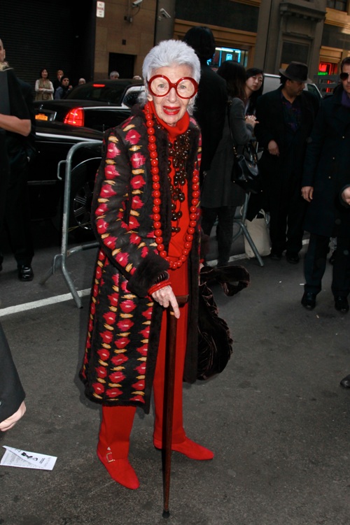 Iată bunicuţa, care, la 93 de ani, este un adevărat fashion-icon!