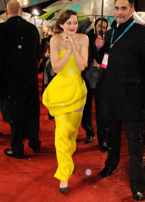 Stil de vedetă, Marion Cotillard. Care ţinută ţi se pare mai elegantă?