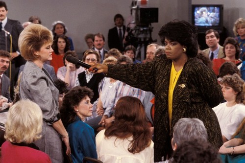 Oprah Winfrey, la 60 de ani. Vezi povestea fabuloasă de viaţă a celei mai puternice femei din lume!