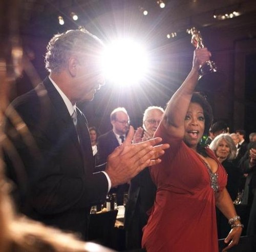 Oprah Winfrey, la 60 de ani. Vezi povestea fabuloasă de viaţă a celei mai puternice femei din lume!