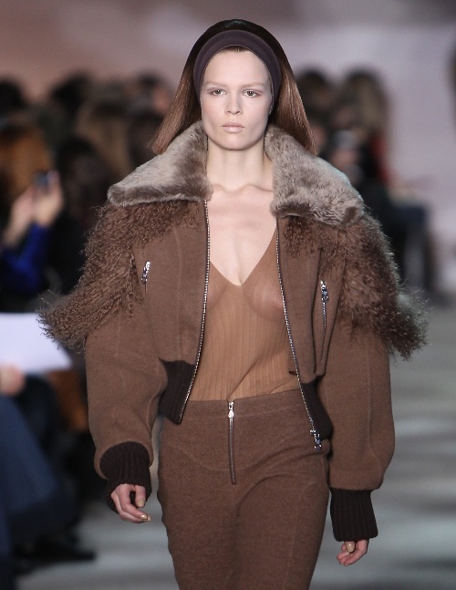 Bluzele transparente purtate fără sutien. Iată propunerile lui Marc Jacobs pentru acest sezon!