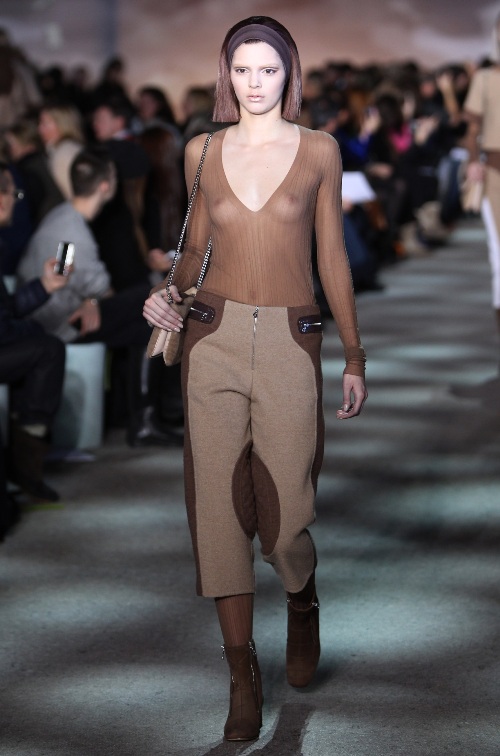 Bluzele transparente purtate fără sutien. Iată propunerile lui Marc Jacobs pentru acest sezon!