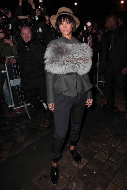 Rihanna, apariţie răvăşitoare la o prezentare de modă la Paris