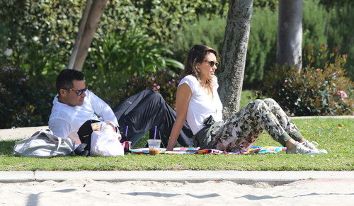 Jessica Alba, la picnic cu familia. Ce dulci sunt fetiţele ei! Foto