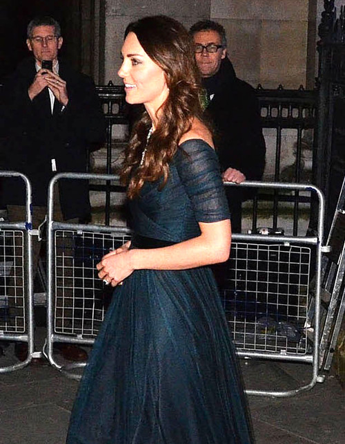 Kate Middleton, superbă cu diamantele reginei la gât