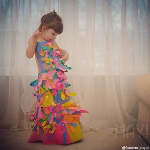 Designer la 4 ani. Vezi GALERIA FOTO cu fetiţa care imită vedetele pe covorul roşu