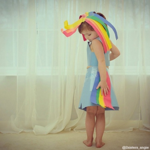Designer la 4 ani. Vezi GALERIA FOTO cu fetiţa care imită vedetele pe covorul roşu