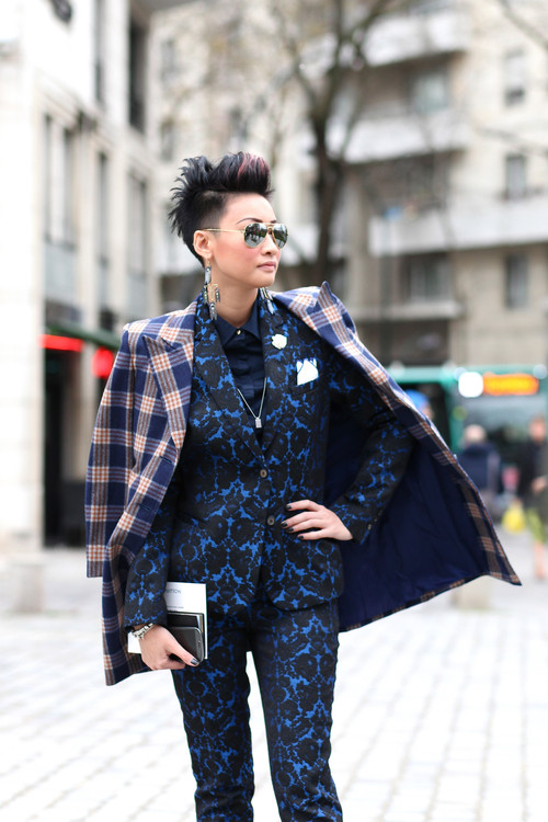 Cape supradimensionate şi paltoane înflorate. Ce poartă fashionistele din Paris - Foto 