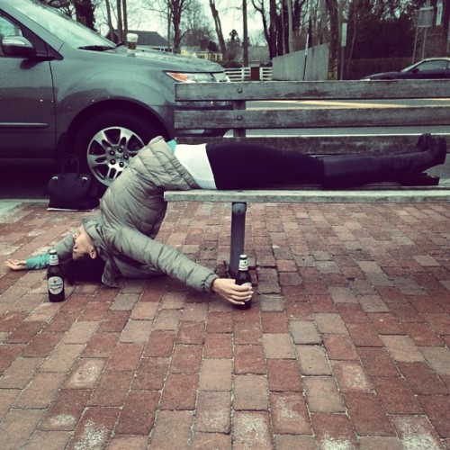 Soţia lui Alec Baldwin a slăbit făcând yoga. Învaţă de la ea poziţiile eficiente!