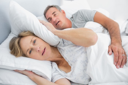 De ce apare insomnia şi cât de periculoasă este apneea 