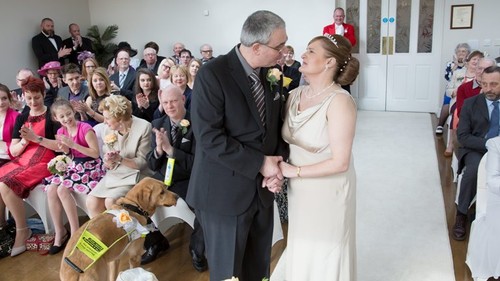 Doi nevăzători s-au căsătorit, după ce câinii lor s-au îndrăgostit! Video