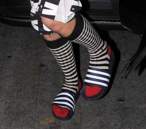 Urât! Rita Ora, în pijamale şi papuci la aeroport