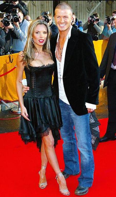 Îţi aminteşti cum arăta Victoria Beckham când avea silicoane?
