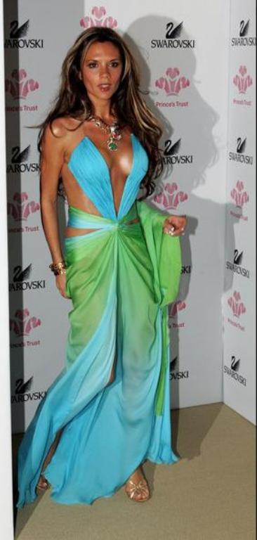 Îţi aminteşti cum arăta Victoria Beckham când avea silicoane?