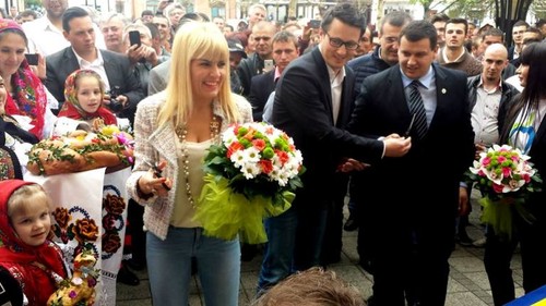 De când a  slăbit, Elena Udrea a devenit adepta blugilor! Uite cum îi poartă!