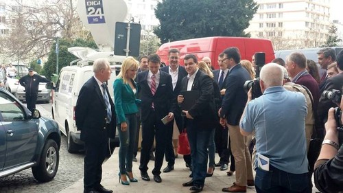 De când a  slăbit, Elena Udrea a devenit adepta blugilor! Uite cum îi poartă!
