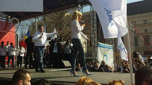 De când a  slăbit, Elena Udrea a devenit adepta blugilor! Uite cum îi poartă!